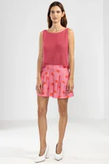 Musculosa sin mangas tejida en punto canalé de viscosa color fucsia, con escote redondo y calce cómodo.