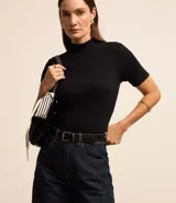 Blusa negra de manga corta, corte regular y cuello alto, confeccionada en tejido rib.