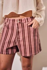 Short de tiro alto confeccionado en denim con diseño a rayas en tonos rosados, borravino y blancas. Cuenta con bolsillos delanteros y traseros, presillas para cinto y cierre frontal con botón metálico y cremallera.