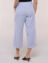 Pantalón crop de corte wide leg, de color celeste y blanco con patrón de rayas verticales, pretina ancha elastizada y bolsillos delanteros.