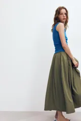 Falda midi negra de tiro alto con cintura elástica y diseño en capa.