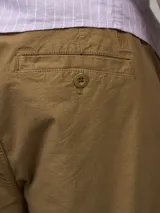 Bermuda cargo de calce casual confeccionada en ripstop con spandex y terminación garment dye.