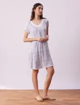 Camisón corto de tejido suave con estampado de leopardo en tonos grises y rosados, con escote redondo y mangas cortas.