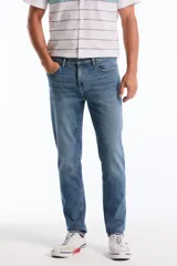 Pantalón de jean azul clásico de corte recto, con diseño tradicional de cinco bolsillos y trabillas para cinturón.