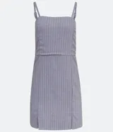 Vestido corto gris con rayas verticales blancas, escote recto, tirantes finos ajustables y aberturas en el ruedo.