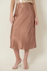 Pollera midi color marrón cobrizo de satén de seda, corte al bies y cintura elastizada.