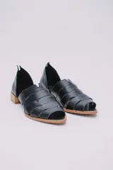 Sandalias de cuero negro con talón descubierto, tiras anchas entrecruzadas en el empeine y taco bajo de madera.