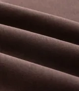 Buzo marrón con capucha y cordones de ajuste, confeccionado en mezcla de algodón y poliéster, con diseño holgado y bolsillo canguro.
