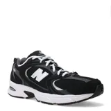 Championes deportivos New Balance 530 de estilo retro, color negro con detalles en blanco y gris. Cuenta con capellada de malla transpirable, superposiciones sintéticas, cordones blancos y suela con tecnología ABZORB.