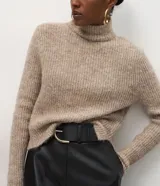 Suéter de punto con cuello alto y mangas largas, de corte regular y textura acanalada en tono beige jaspeado.