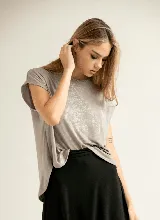 Blusa negra con lurex, de manga corta y corte holgado.