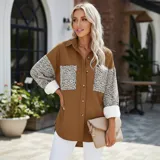 Sobre camisa de pana blanca con detalles en animal print en los bolsillos frontales y en las mangas. Presenta cuello inglés, cierre frontal con botones y corte holgado.