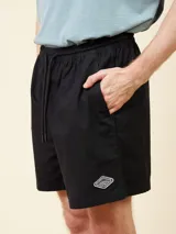 Short de algodón color negro con cintura elástica y cordón de ajuste. Presenta bolsillos laterales y un pequeño parche con logo en la parte inferior.