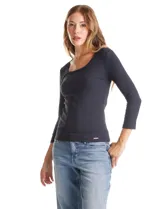 Remera de tejido rib marca Elie Tahari, con cuello redondo y mangas tres cuartos. Presenta un ajuste al cuerpo y un pequeño avío metálico con logo en el ruedo.