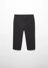 Pantalon capri entallado de tiro medio, con costuras decorativas y cierre de cremallera invisible en la parte posterior.