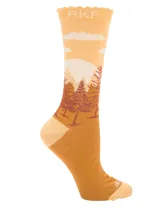 Calcetines de largo medio confeccionados en fibra de bambú, con diseño estampado de paisaje montañoso y bosque al atardecer. Presentan borde superior con terminación ondulada y logo de la marca.
