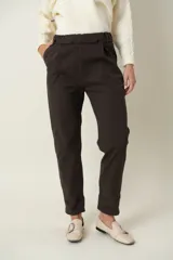 Pantalón de corte recto y tiro alto, color fucsia, con cintura elástica en la parte posterior, bolsillos laterales y cierre frontal.