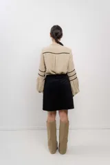 Minifalda negra de terciopelo con spandex y volantes en diagonal.