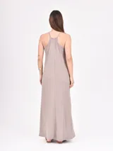 Vestido largo negro de corte recto con escote cuadrado y breteles finos. Diseño minimalista de silueta holgada.