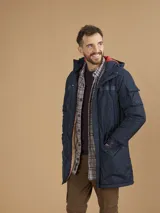 Campera de abrigo azul marino con capucha, cierre frontal con botones y cremallera, múltiples bolsillos y forro interior naranja.