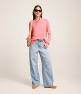 Suéter de punto color celeste, con cuello redondo y mangas largas.