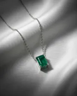 Collar de plata 925 con cadena fina y dije rectangular con piedra de raíz de esmeralda en tono verde.