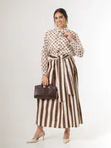 Falda midi a rayas con bolsillos laterales, cintura elastizada y lazo incorporado para ajustar en la cintura.