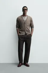 Cárdigan regular fit tejido en hilatura de lana, color marrón topo, con cuello en V, manga larga y cierre frontal de botones.