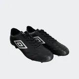 Championes de fútbol Umbro modelo Clasic II HG, color negro, con logo Umbro en blanco en el lateral. Presenta tapones moldeados fijos (HG) y capellada de PU.