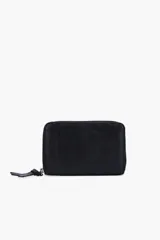 Billetera clásica de color negro, confeccionada en material sintético con textura, cierre perimetral y tirador de cierre con detalle de nudo. Presenta el logo de la marca grabado en la parte frontal.