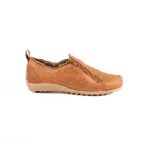 Zapato bajo de cuero artesanal en color marrón tostado, con diseño calado en la parte superior y cierre lateral oblicuo. Posee suela de goma flexible y tirador en el talón.