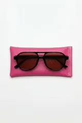 Lentes de sol estilo aviador con armazón negro de policarbonato y cristales marrones degradados con protección UV400.