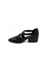 Zapato de tiras entrelazadas negro con punta afinada, taco medio bloque y pulsera regulable con hebilla lateral.
