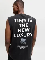 Musculosa negra de algodón con cuello redondo, calce holgado y pequeño estampado frontal con el texto "CORE 1990".