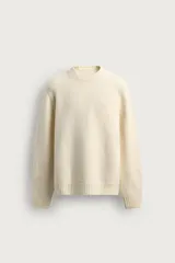 Jersey relaxed fit de punto tejido en hilatura con mezcla de lana, color blanco, con cuello redondo y manga larga. Acabados en rib.