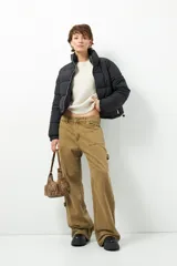 Jean estilo carpenter de tiro bajo y corte ancho, con bolsillos frontales tipo cargo y costuras reforzadas.