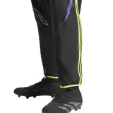 Pantalón deportivo Adidas F50 Woven, color gris oscuro con logo bordado en blanco, detalles en violeta y amarillo neón en los laterales y estampado F50 en la pierna izquierda.