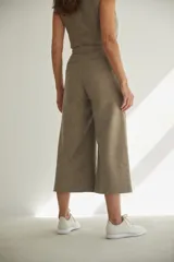 Pantalón palazzo marrón de tiro alto, con bolsillos laterales y largo a la pantorrilla.