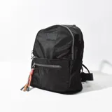 Mochila negra de tela con doble cierre frontal y tirantes ajustables.