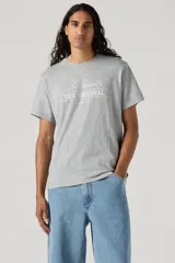 Remera gris de corte clásico con cuello redondo y estampado frontal con el logo de Levi's y la leyenda "The Original".