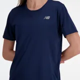 Remera deportiva New Balance de manga corta, color azul marino, con cuello redondo y logo reflectante en el pecho. Confeccionada con tecnología NB DRYx de secado rápido.