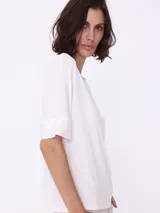 Remera blanca de corte recto con terminación en razo.