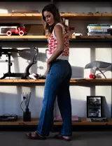 Jean de tiro alto y pierna ancha color azul, marca Royalty. Pretina con pasadores, cierre y botón. Delantera y trasera con bolsillos. Terminación de ruedo desflecado.