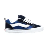Championes Vans modelo Knu Skool, de diseño robusto inspirado en los años 90. Presentan una combinación de gamuza en tonos azul marino y azul, con la icónica banda lateral Sidestripe en blanco acolchado, cordones gruesos y suela de goma vulcanizada con el clásico patrón waffle.