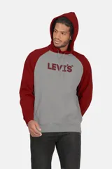 Buzo tipo hoodie de Levi's con diseño raglán, cuerpo en color gris y mangas y capucha en color bordó. Presenta el logo de la marca estampado en el pecho y bolsillo frontal tipo canguro.