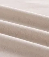 Remera básica de hombre con cuello redondo y mangas cortas, confeccionada en algodón. Presenta un corte regular que se ajusta de forma anatómica al cuerpo.