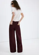 Jeans Elise de corte wide leg y tiro medio, en color bordó, confeccionados en denim con diseño de perneras amplias.
