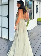 Vestido largo color salmón con escote en V, breteles finos y bordados con lentejuelas en el frente.