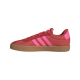Championes Adidas VL Court 3.0 color rojo con detalles rosados y suela color caramelo.