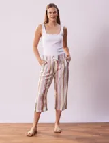 Pantalón capri de lino estampado con rayas verticales en tonos rosa, gris y amarillo. Tiene pretina ancha elastizada, bolsillos inclinados en la parte delantera y cordón ajustable en la cintura.